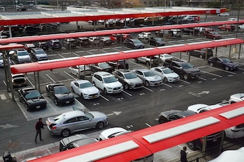 Las rentadoras tradicionales ofrecen retirar el auto en el aeropuerto y devolverlo en el mismo punto al regresar hacia el avión. REUTERS/Andrew Kelly