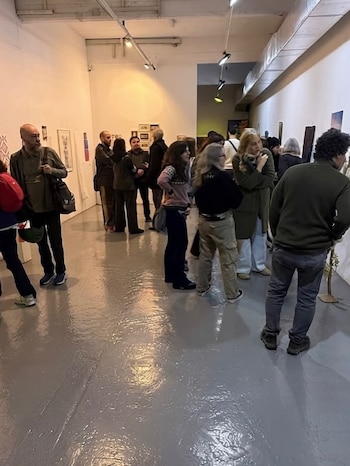 Reúne a 28 proyectos de arte para transformar un edificio habitado en un espacio de exhibición, convivencia e intercambio