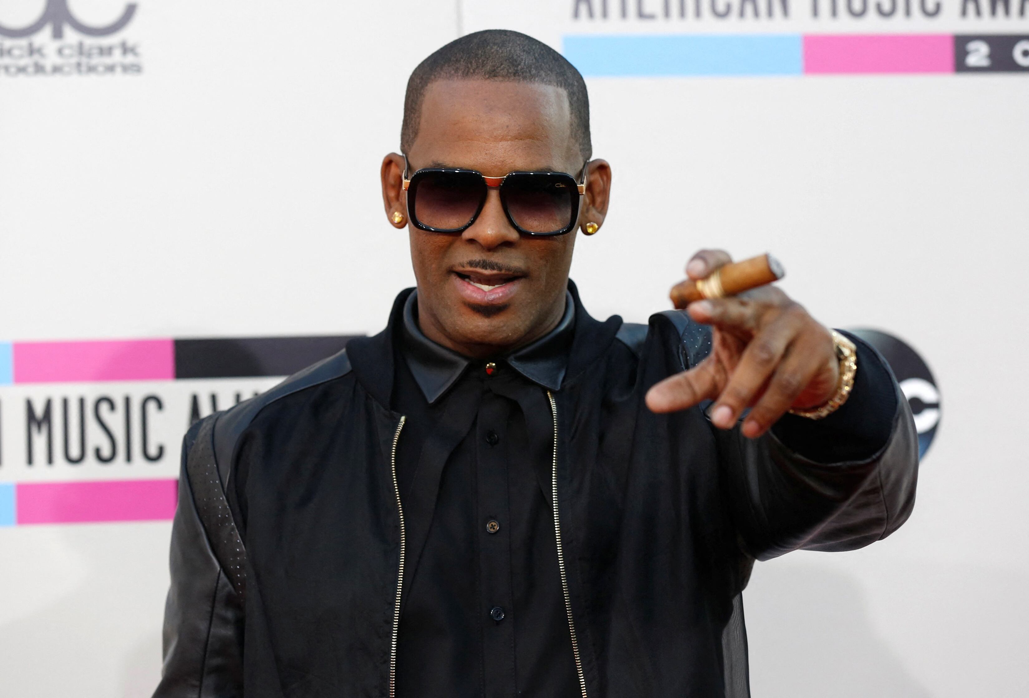 La justicia federal rechazó liberar temporalmente a R. Kelly, argumentando falta de jurisdicción sobre los hechos ocurridos fuera de Illinois. (REUTERS/Mario Anzuoni)