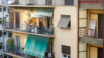 El texto, mezclando sarcasmo con