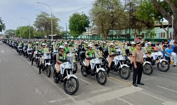 Un grupo de agentes de