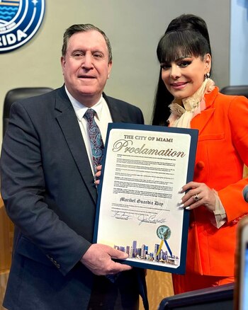 Maribel Guardia y el comisionado