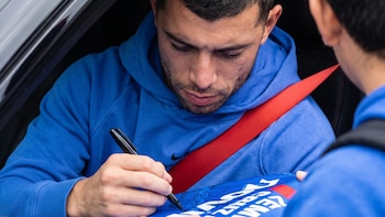Erik Lira está de vuelta y se deja consentir por la afición cementera mientras reparte autógrafos