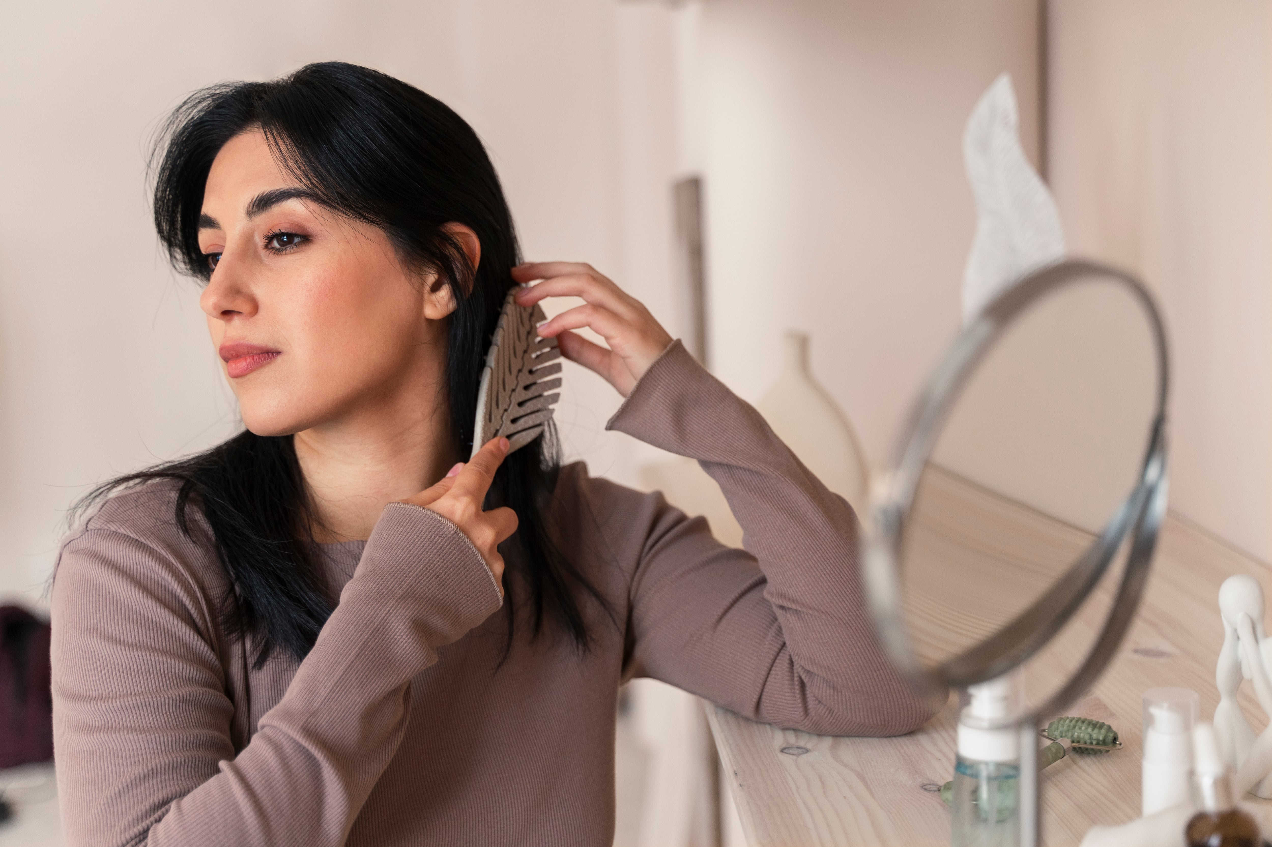 La mousse y los sprays de raíz aportan cuerpo cuando se aplican en cantidades moderadas (Freepik)