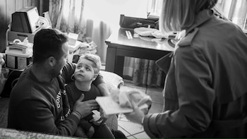Héctor, el niño extremeño de 4 años afectado por Tay-Sachs, junto a sus padres en una imagen de archivo. (Junta de Extremadura)