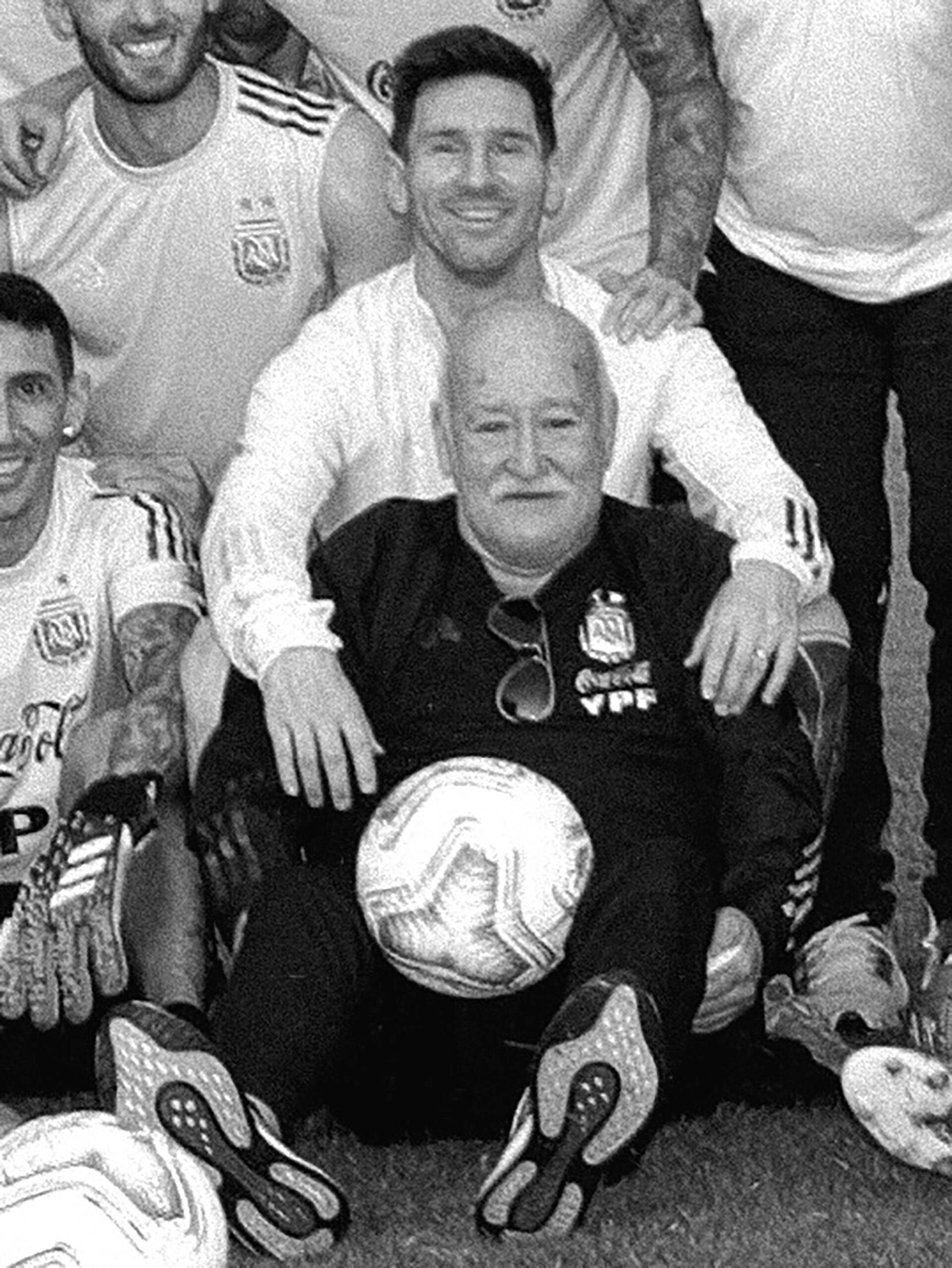 Una de las fotos que compartió Lionel Messi en la publicación en la que despidió a Omar Souto