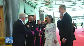Rei Felipe e Rainha Letizia no Aeroporto Adolfo Suárez Madrid-Barajas para receber o Papa Leão XIV (Vatican News)