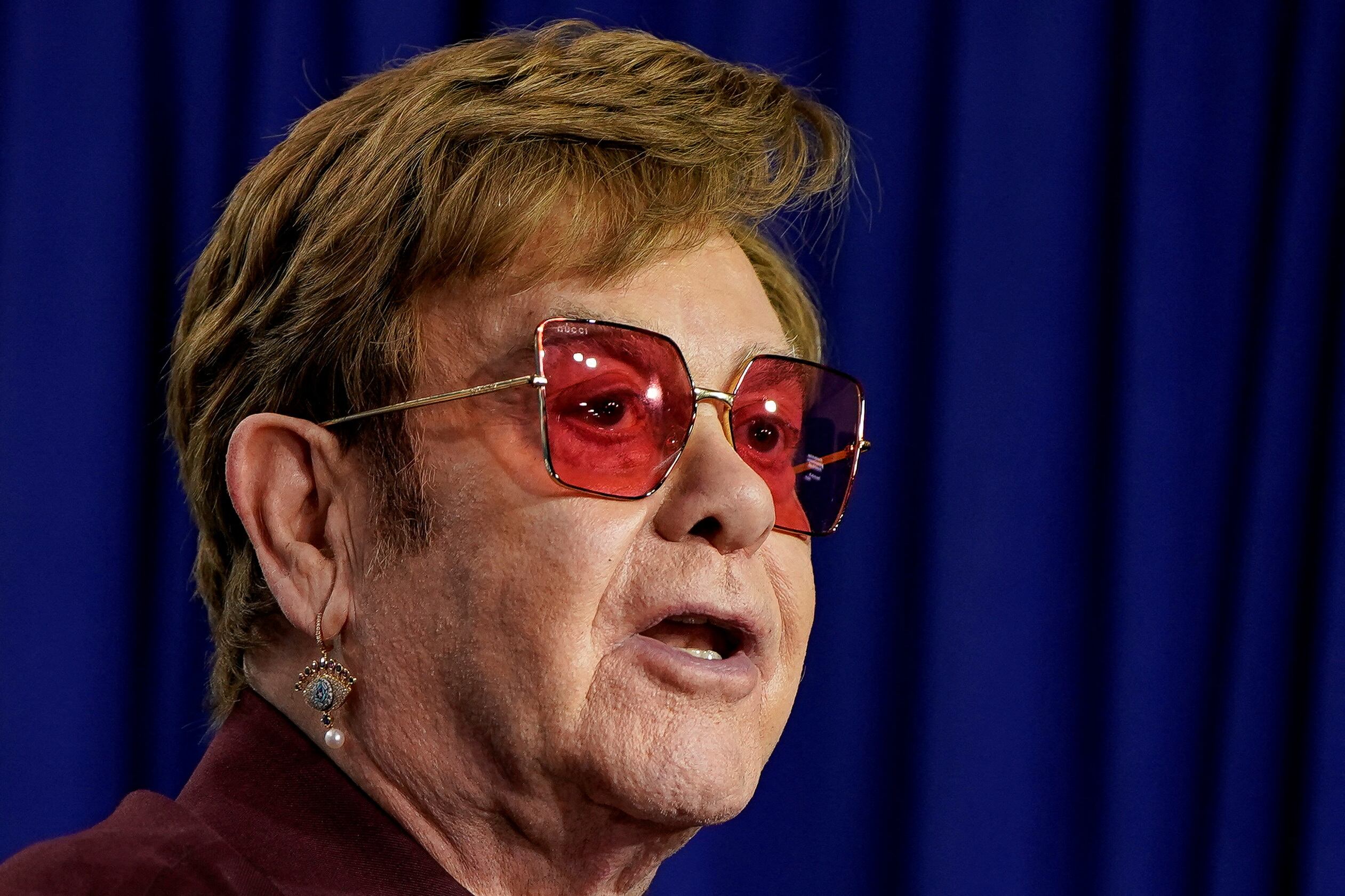 Elton John revela la pérdida de visión en su ojo derecho tras una grave infección ocular durante sus vacaciones en Francia en 2024(REUTERS/Elizabeth Frantz/File Photo)