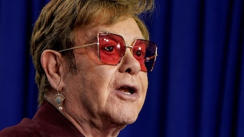 Elton John advierte a los compositores sobre la inteligencia artificial: “No dejes que te quite la música de tu alma”