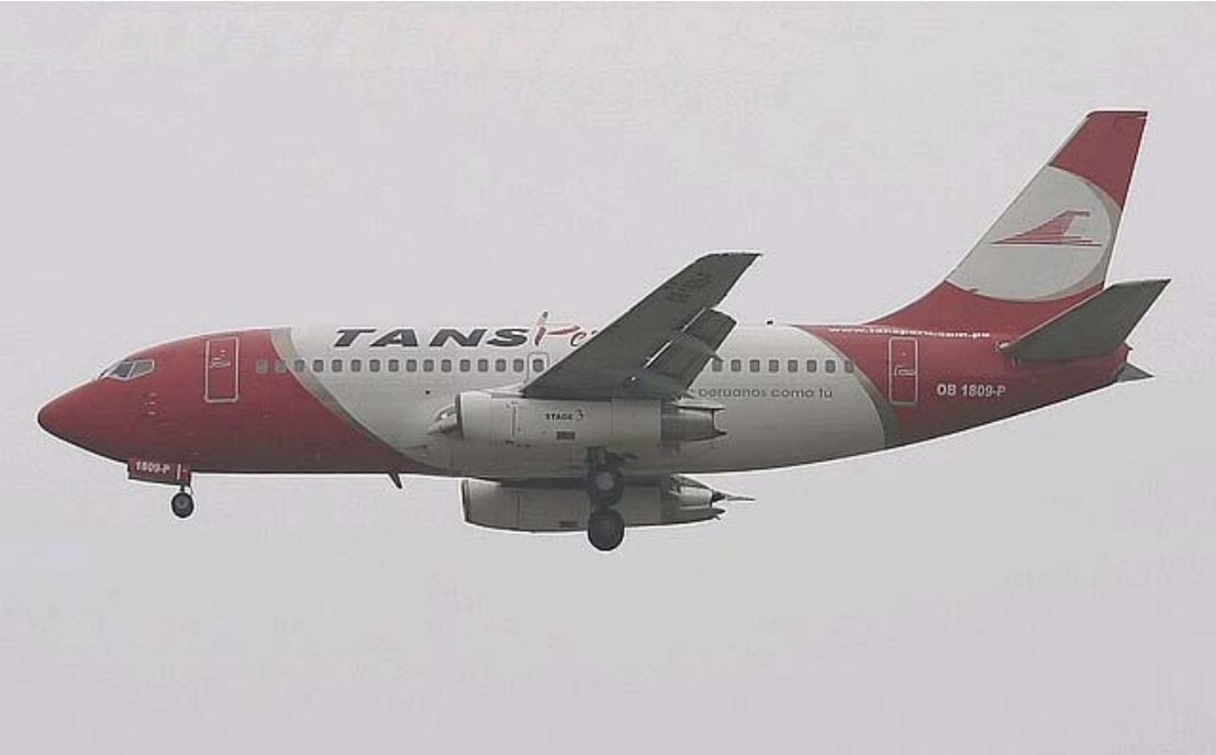 Un avión Boeing 737 de la empresa TANS Perú realiza un vuelo antes del accidente del vuelo 204 en el año 2005, que dejó 40 personas fallecidas. (Infobae Perú)