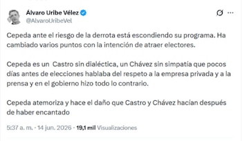 El líder del Centro Democrático asegura que Cepeda “está escondiendo su programa” y compara su estrategia con la de figuras históricas de la izquierda latinoamericana - crédito @AlvaroUribeVel/ X