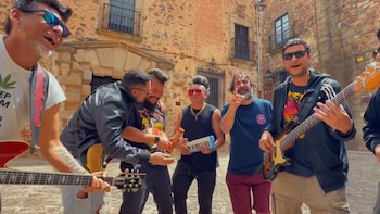 El videoclip oficial fue dirigido por Marco Arauco, editado por Iván Cavero y grabado entre Madrid, Cáceres y Lima. YouTube: Bareto.