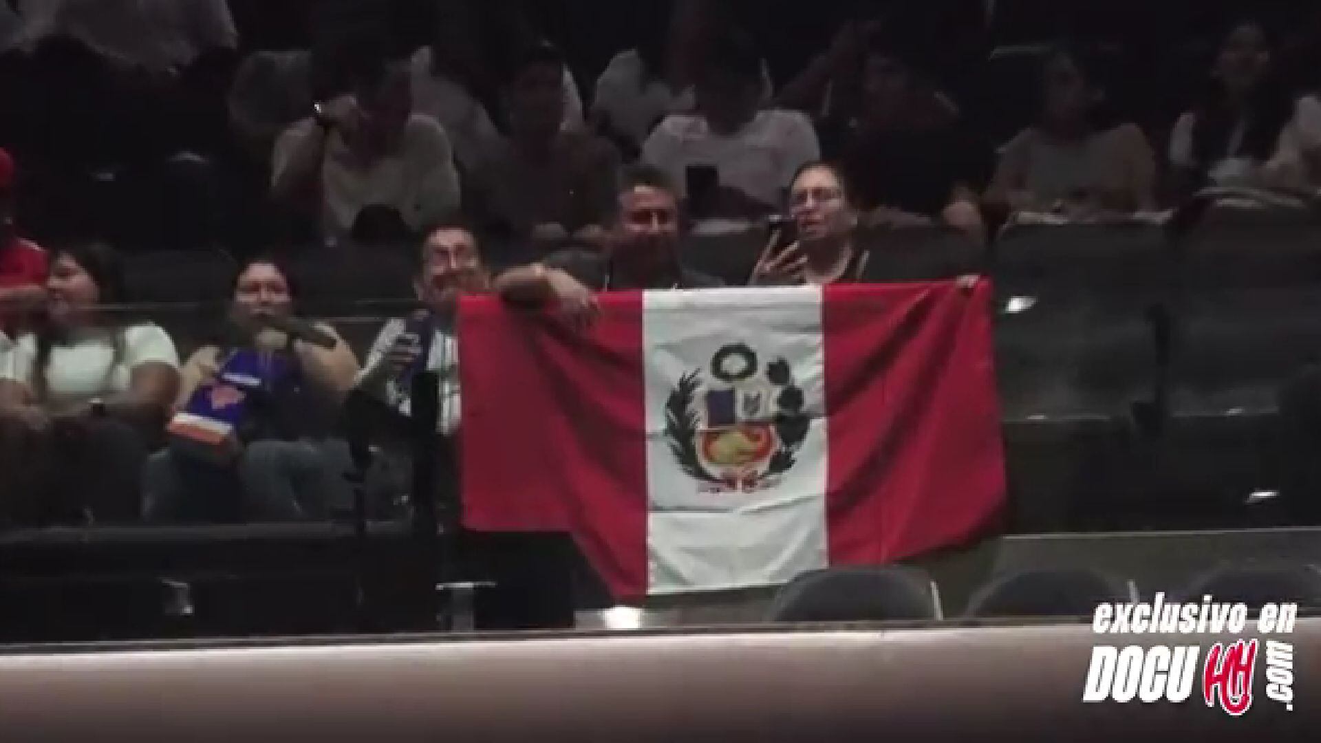 Desde trenes cancelados hasta encierros inesperados, el material revela cómo “Hablando Huevadas” enfrentó el caos previo al show y convirtió la incertidumbre en un triunfo histórico. (Hablando Huevadas)