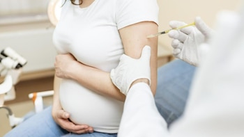 Perú adopta estrategia regional contra el VSR: vacunación en gestantes busca prevenir casos graves en recién nacidos