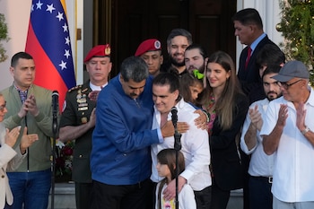 Nicolás Maduro (centro-izquierda) abraza a Alex Saab (AP/Matias Delacroix/Archivo)