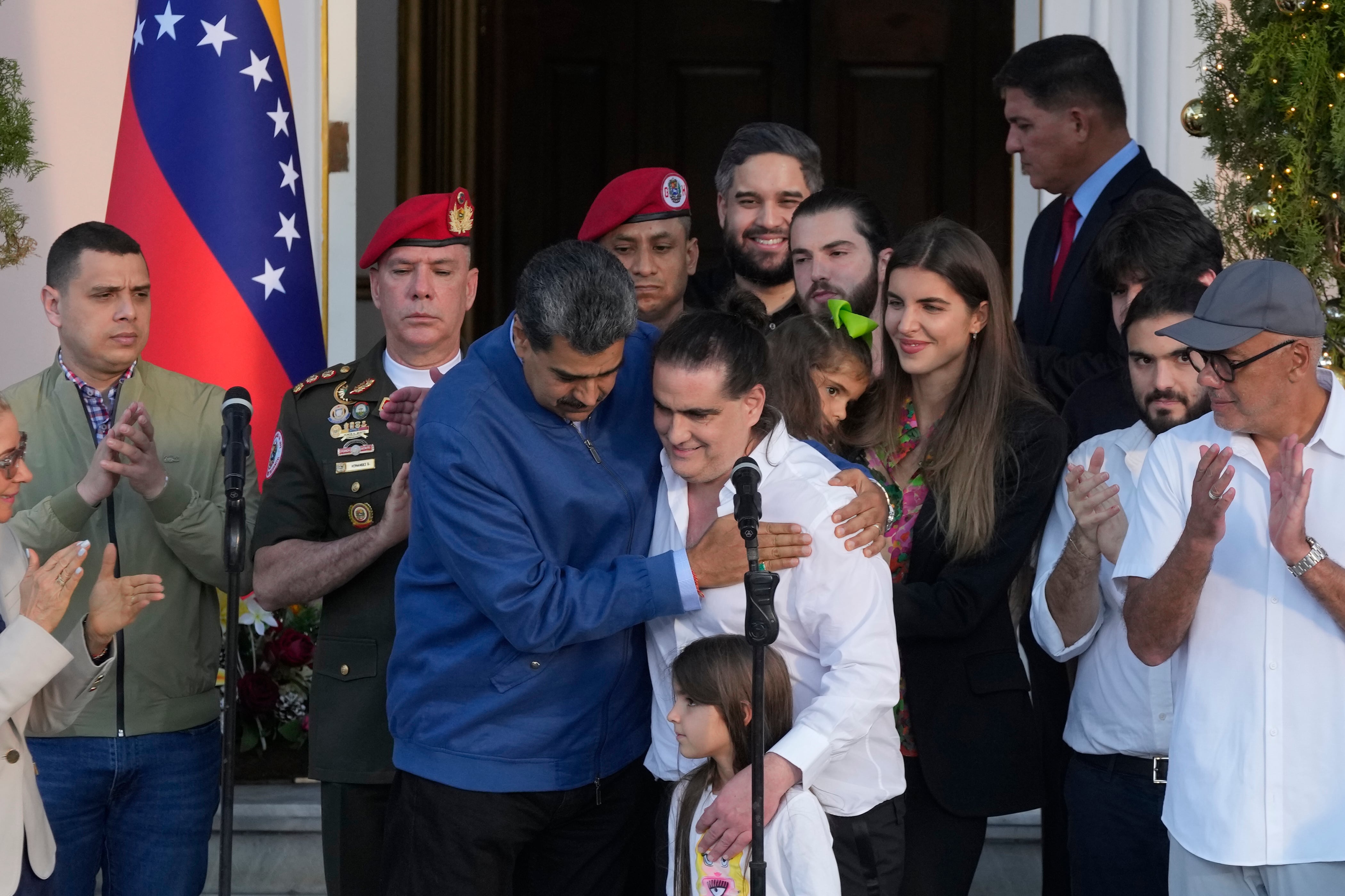 Nicolás Maduro (centro-izquierda) abraza a Alex Saab (AP/Matias Delacroix/Archivo)