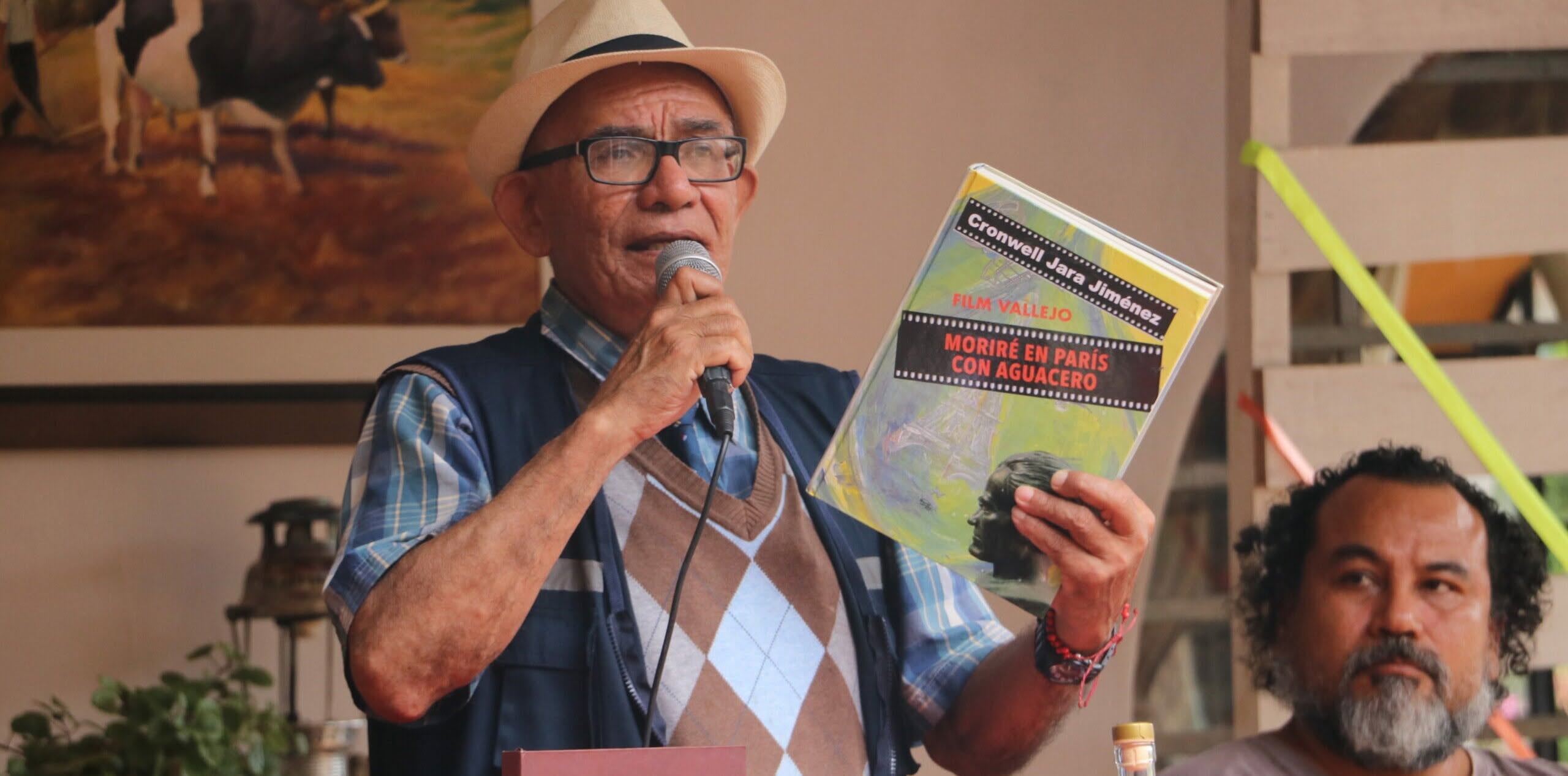 El escritor peruano Cronwell Jara Jiménez lee fragmentos de su libro