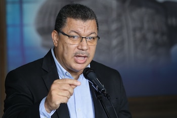 El secretario general del partido opositor venezolano Movimiento Por Venezuela (MPV), Simón Calzadilla, durante una rueda de prensa, en Caracas (Venezuela), el 18 de mayo de 2026 (EFE/Ronald Peña)