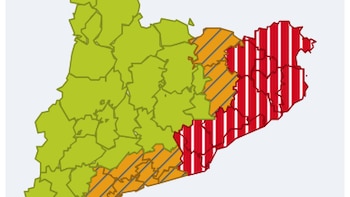 Meteocat activa el aviso rojo por lluvias fuertes en 17 comarcas catalanas: mañana se espera que aumenten y la peligrosidad será de seis sobre seis