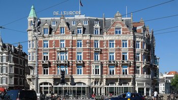 El Hotel De L’Europe tiene orígenes en 1482 y en 1845 se convirtió en el primer hotel de Ámsterdam pensado para familias (Wikipedia)