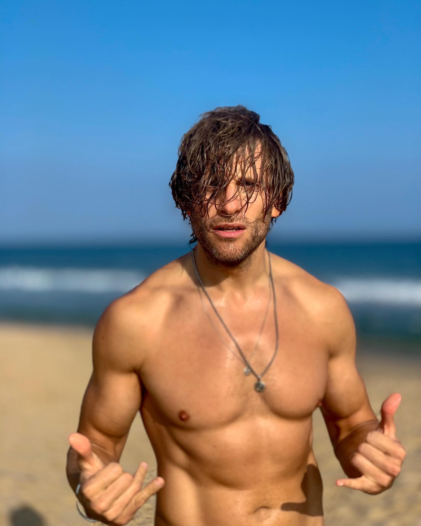 Matías Roure es fanático del surf y busca hacerse un lugar con su música