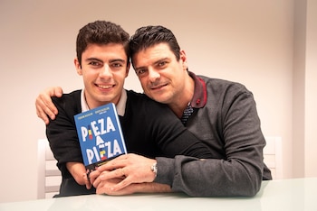 David Aguilar junto a su padre y el libro que escribieron juntos. (Guinness World Record)