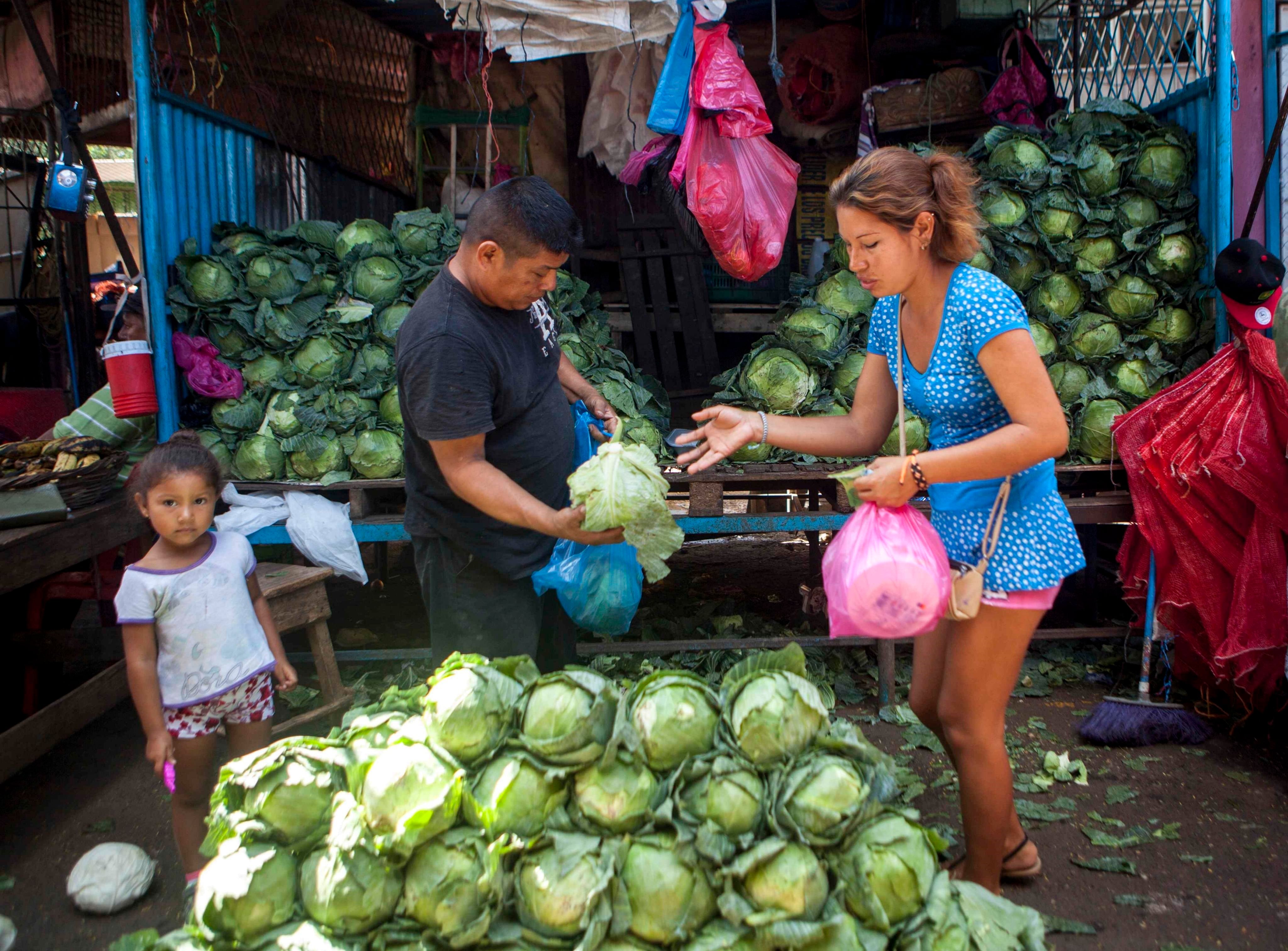 Una mujer compra productos de la canasta básica en un mercado en Nicaragua. EFE/Jorge Torres/Archivo