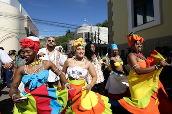 TEGUCIGALPA (HONDURAS), 12/04/2026.- Un grupo de personas participa en una marcha este domingo, en Tegucigalpa (Honduras). Los pueblos garífunas (negros) de Honduras conmemoraron el 229 aniversario de la llegada de sus descendientes al país exigiendo que se respete el derecho a sus tierras y que se cumplan las sentencias de la Corte Interamericana de Derechos Humanos sobre (CIDH) sobre territorios de su etnia en tres departamentos en el Caribe hondureño. EFE/ Sophia Amador