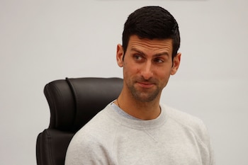 Novak Djokovic, diez días después que Australia lo echó y le quitó la visa, en una ceremonia en su honor en la ciudad de Budva, en Montenegro. REUTERS/Stevo Vasiljevic