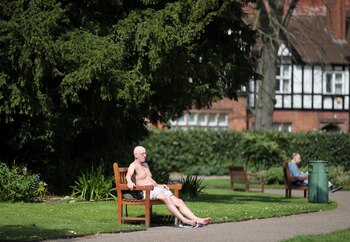 Un hombre se sienta en