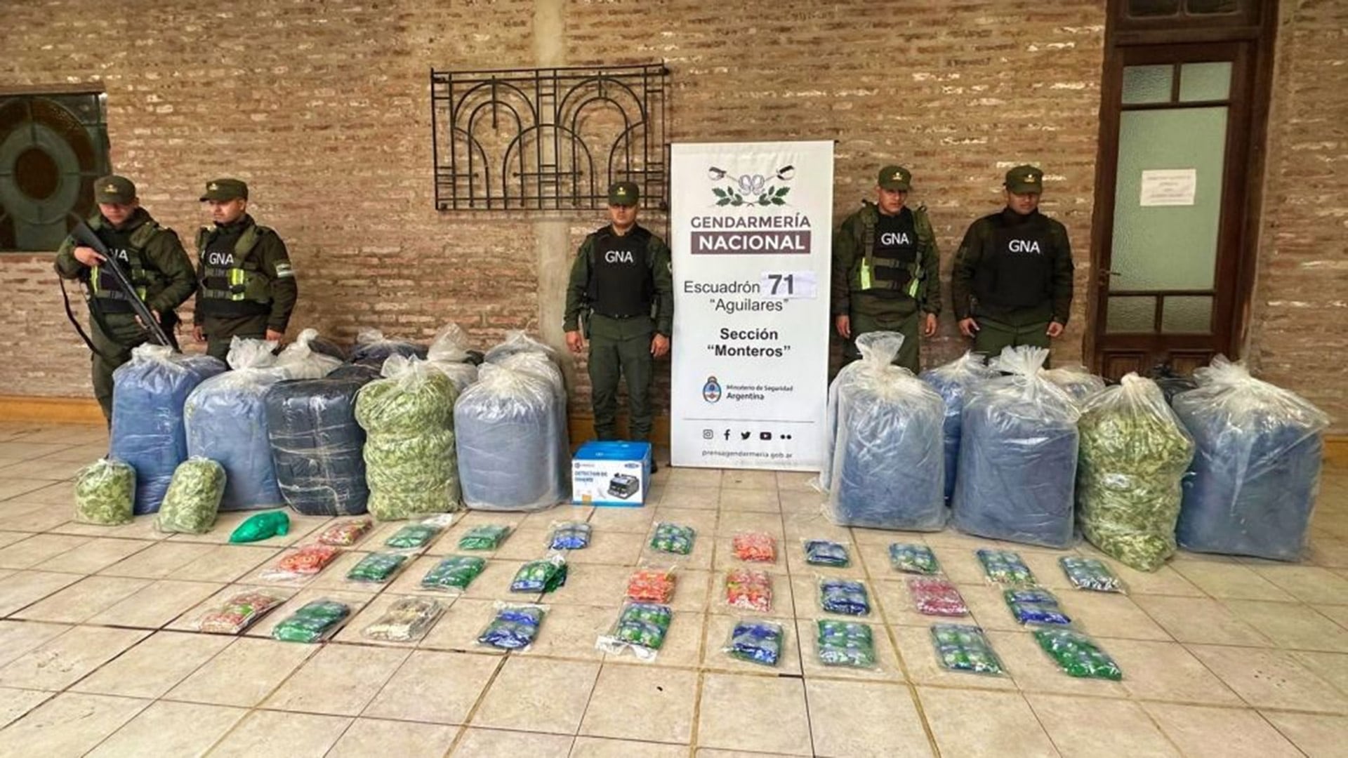 La droga y el resto de los elementos hallados en el vehículo fueron secuestrados por los efectivos