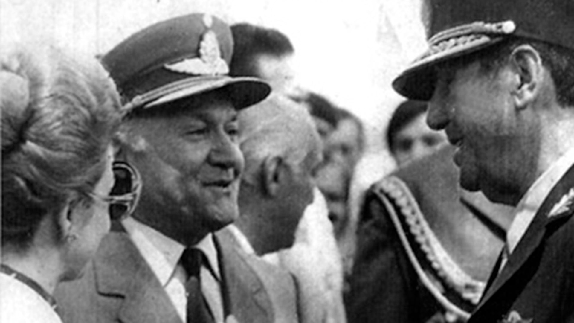 El brigadier Héctor Fautario, entre Isabel y Juan Domingo Perón