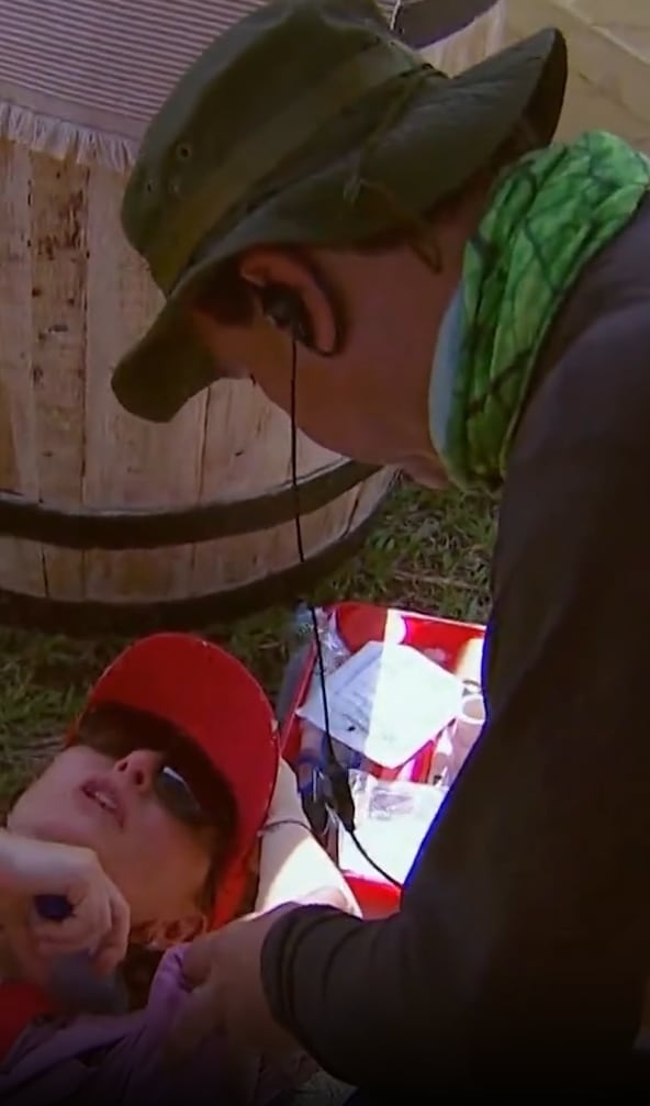 Los paramédicos atendieron a la participante mientras esperaba junto a un barril durante el desafío - crédito @masterchefcelebrityco/ Instagram
