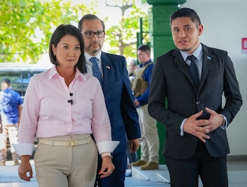 Keiko Fujimori, acompañada por el ministro de Salud de Perú, Luis Dyer, recorrió el Hospital Nacional Especializado Rosales junto a su director, Marvin Aguilar. (Cortesía: Secretaría de Prensa)