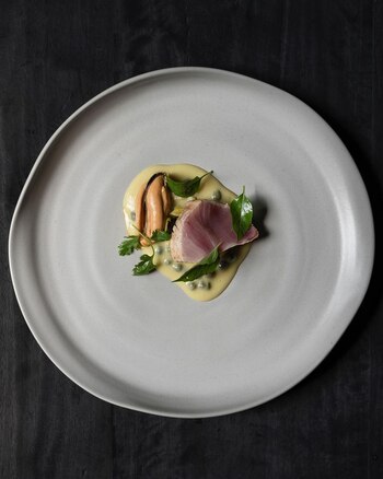 Huatape de camarón, alcaparras, mejillón