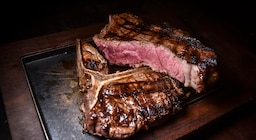 Pidió entrada, vino, ojo de bife, bife de chorizo y papas fritas en una icónica parrilla porteña: el ticket se viralizó