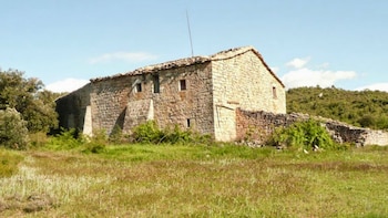 Una aldea abandonada sale a la venta por 1,8 millones de euros: 365 hectáreas, una casa del siglo XVII y un manantial