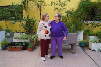 Una infancia compartida, décadas de distancia y un reencuentro en el voluntariado de AMIA: la historia de Eugenia y Sara