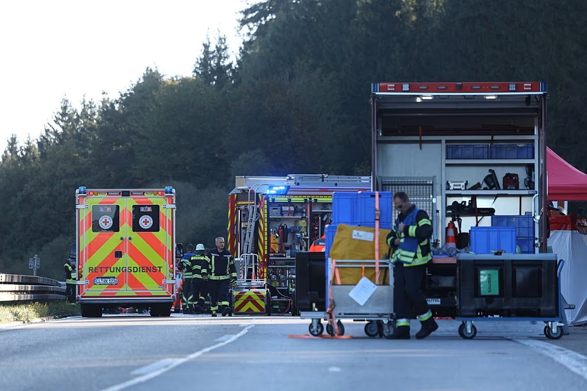 El cierre en ambos sentidos de la vía, que conecta Lindau con Múnich, se mantuvo mientras los equipos atendían a los ocupantes y el tránsito intenso era desviado en la zona (AP)