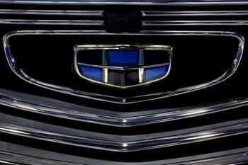 Geely se asocia con Renault para el desarrollo y producción de motores térmicos e híbridos para todo el mundo al 50% cada empresa. REUTERS/Thomas Peter/File Photo