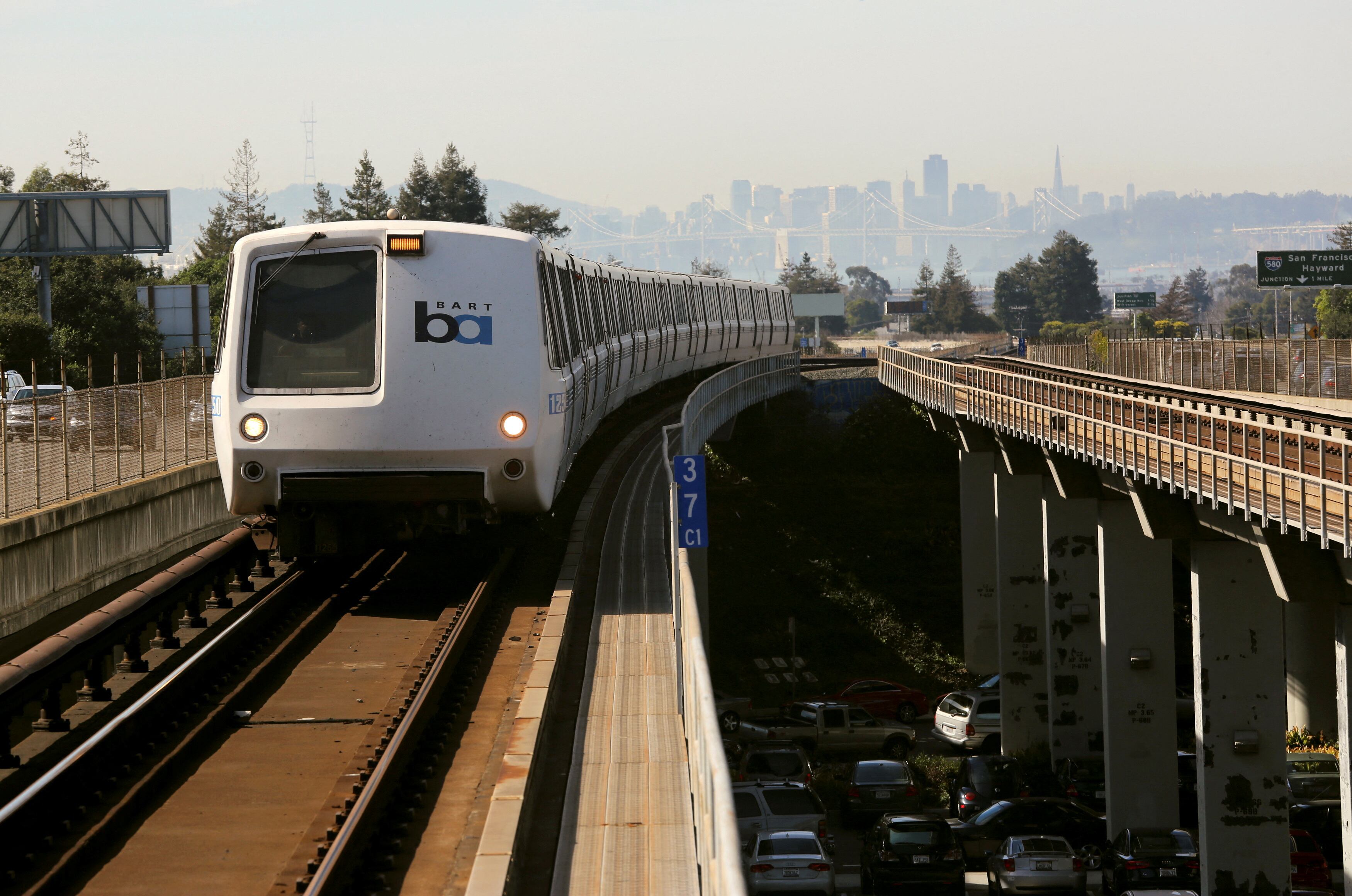 El alza del combustible en California impulsa un mayor uso del transporte público, con usuarios reportando un aumento en la ocupación de trenes y autobuses urbanos (REUTERS/Robert Galbraith)