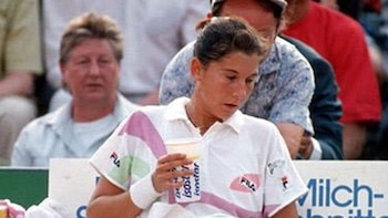 Mónica Seles antes de ser apuñalada mientras competía en Hamburgo, Alemania