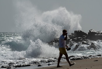 Turistas caminhando na praia