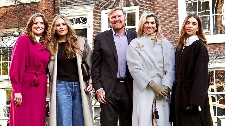 Guillermo y Máxima de Holanda, junto a sus tres hijas, Amalia, Alexia y Ariane, en su posado navideño. (@koninklijkhuis)