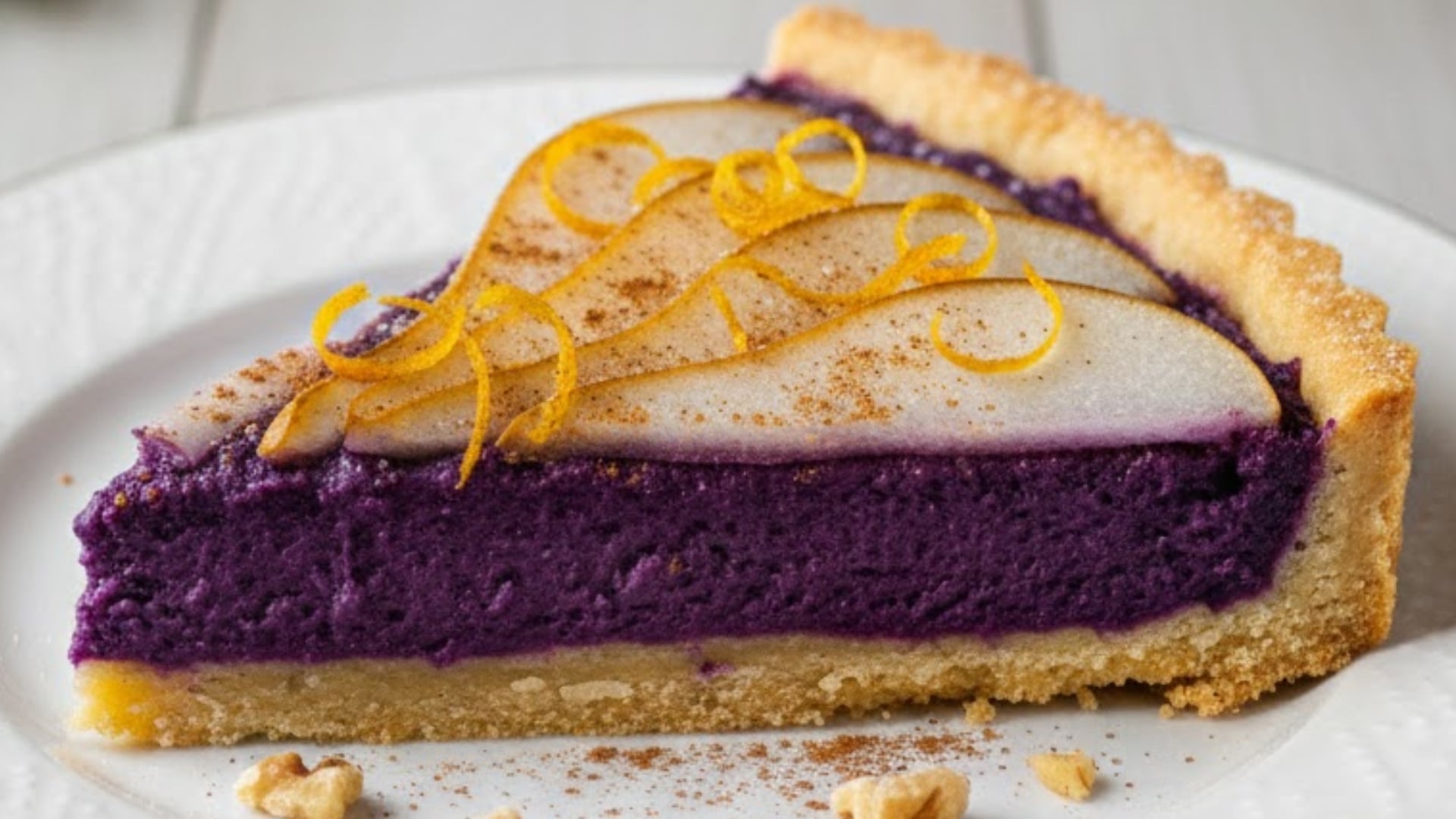 Rebanada de tarta mostrando la base crujiente de galleta con canela y el cremoso relleno violeta de camote morado. (Gemini)