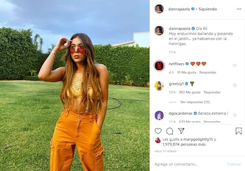 Lució su larga cabellera ondulada,