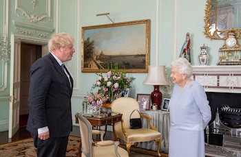 Boris Johnson y la reina