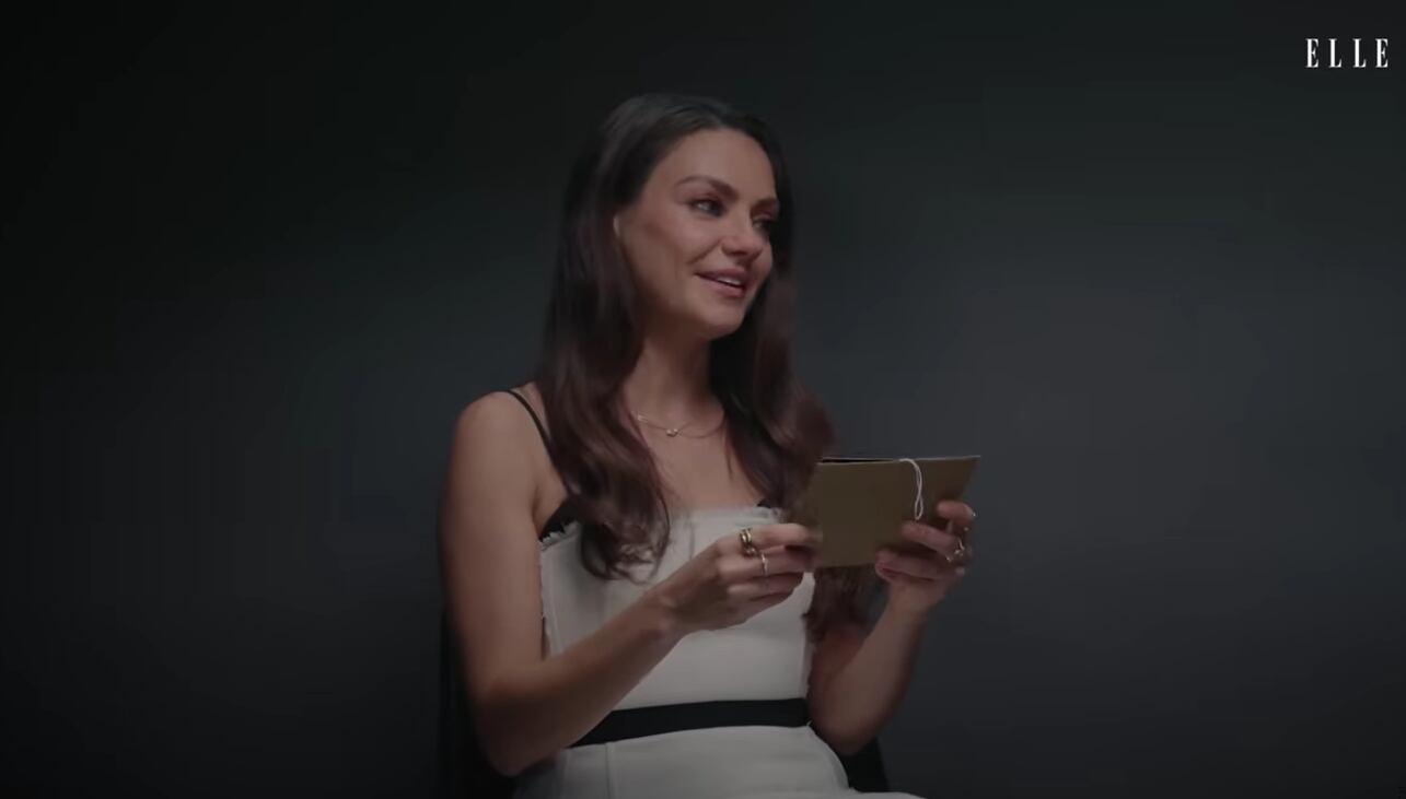 Mila Kunis sorprendió al contar un accidente con tiburones durante una grabación, mostrando el lado desconocido de su carrera (ELLE)