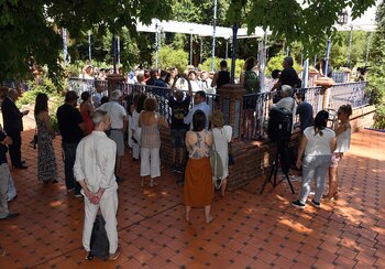 Los familiares y amigos de los novios en el Patio Andaluz del Rosedal de Palermo