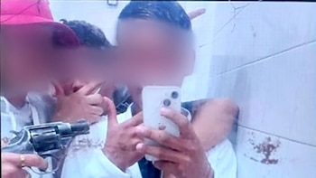 Amenazas escolares: allanaron la casa de un alumno que se sacó fotos con un arma en el baño de un colegio de Balvanera